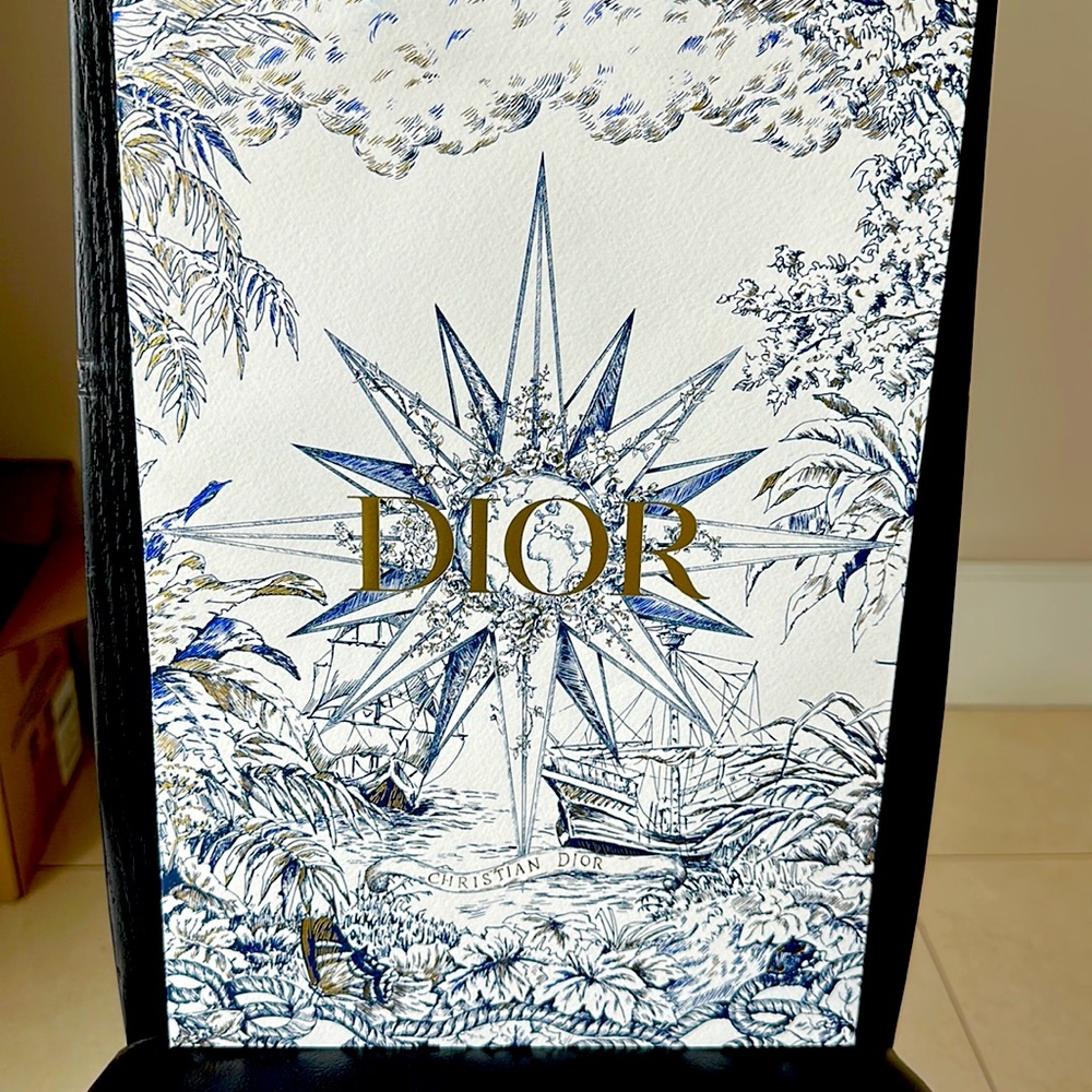 New Dior gift bag. Great for family’s Christmas gifts.  Gift 🎁 bag or decor.